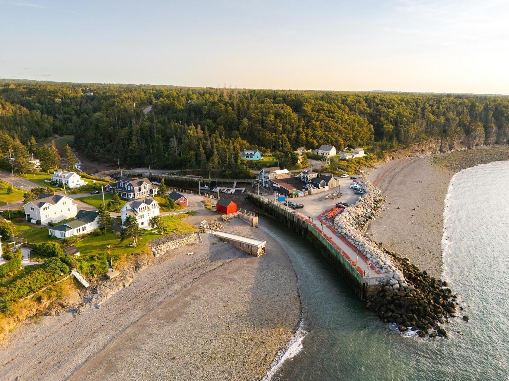Tides Inn Guest Suites Halls Harbour Bagian luar foto